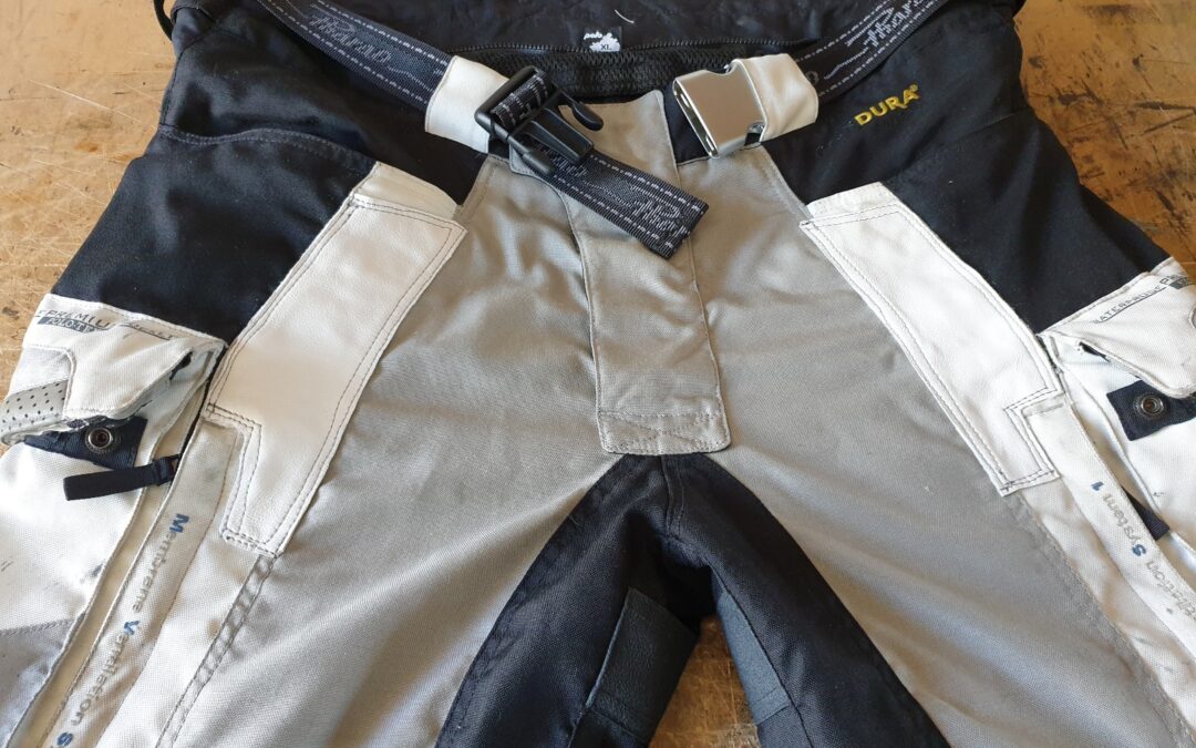 Materialbrüche Textilhose Hüfte vorn repariert